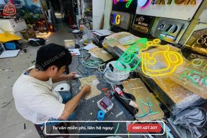 Gia công bảng hiệu LED neon tại xưởng với máy móc hiện đại, đảm bảo an