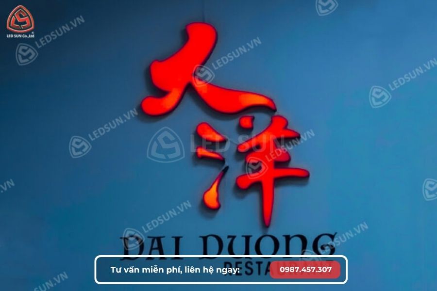 bảng hiệu tại quầy lễ tên nhà hàng