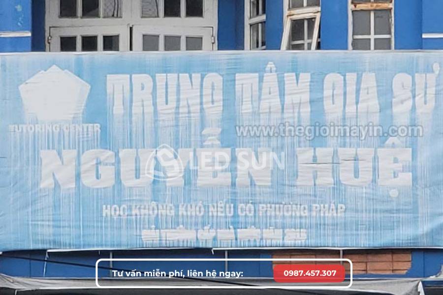 Bảng hiệu bong nền, phai màu, cần phục hồi sửa chữa bảng hiệu cũ.