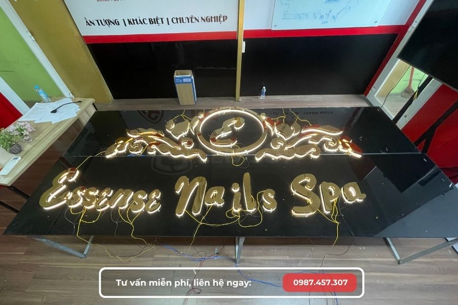 Chữ inox vàng gương chân mica cháo sáng chân