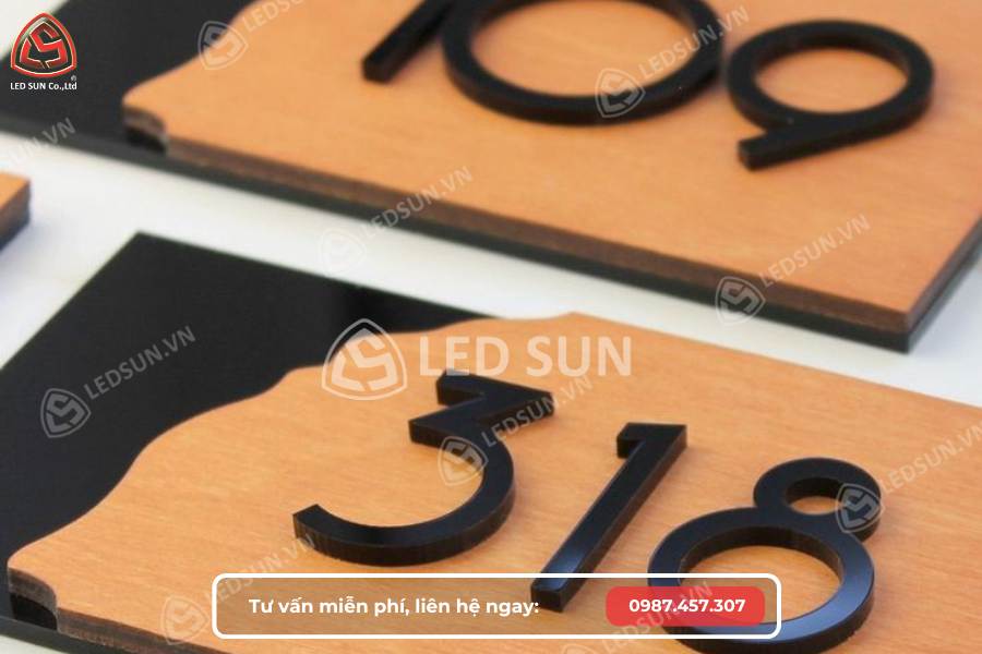 Các yếu tố ảnh hưởng đến giá làm biển số nhà