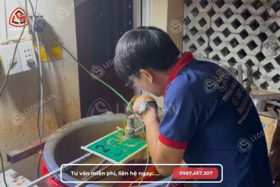 Gia công làm biển số nhà tại xưởng của Led Sun