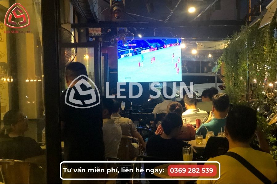 Màn hình LED P1.25 trong nhà lắp đặt tại quán cafe phục vụ xem bóng đá