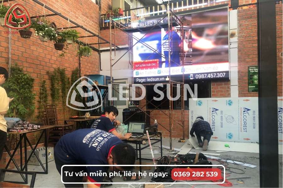 Lắp đặt màn hình LED P1 trong nhà thực tế tại quán ăn