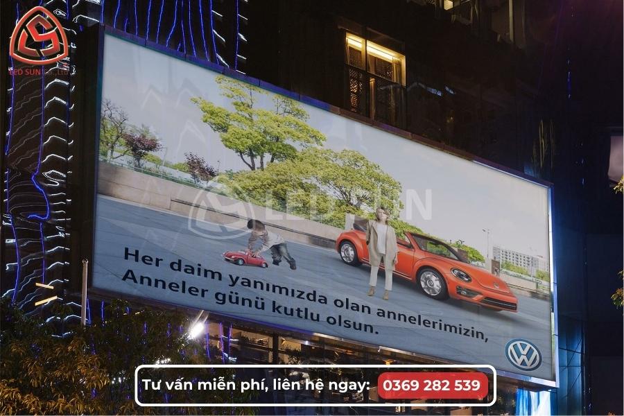 Màn hình LED P16 ngoài trời hiển thị quảng cáo nhìn rất xa trên mặt tiền tòa nhà lớn