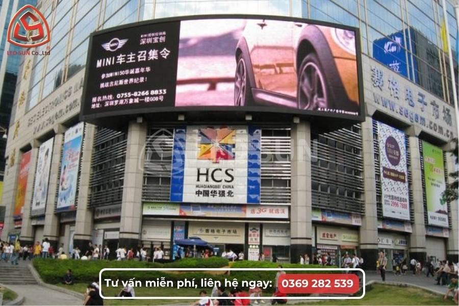 Màn hình LED P4 ngoài trời lắp đặt ban ngày tại khu vực công cộng, hiển thị quảng cáo cỡ lớn